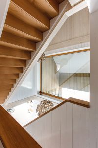 De raampartijen bij het trappenhuis zorgen voor veel licht, van onder tot boven - en andersom