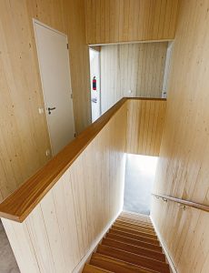 Brede trappenhuizen en hoge plafonds.