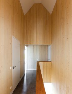 De overloop is omringd door hout.