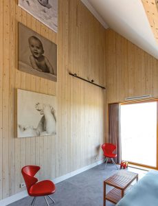 Slaapkamers met ramen tot op de vloer zorgen voor een prachtige lichtinval.