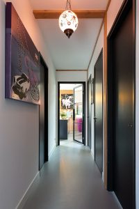 De hal is beneden de enige verkeersruimte