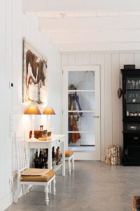 De houten balken plafonds en houten wanden zijn transparant wit gebeitst