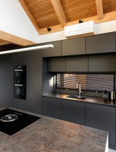 De keukenwand is ingetogen door materiaal en kleur