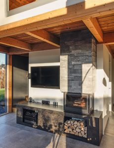 De kleuren van vloer, haardmeubel, haard, schouw en wand zijn op elkaar afgestemd