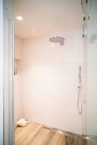 De ruime douche met rain shower