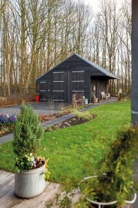 De schuur heeft dezelfde basale vorm als de woning