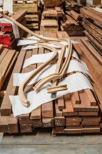 De trapleuning met wrong-stukken op de draaipunten