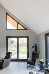 Door de bovenste ramen is de dakoverstek te zien, waardoor de binnenruimte vergoot