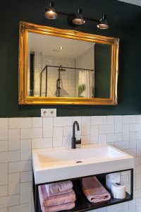 Het gastenverblijf heeft een eigen badkamer