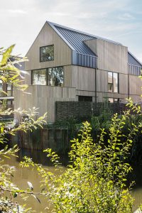 Het houten karakter - zowel binnen als buiten - vinden wij zeer aantrekkelijk