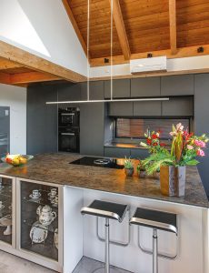 Het kookeiland is wat meer uitgesproken en nadrukkelijker aanwezig, waardoor het een meubelstuk in het interieur is