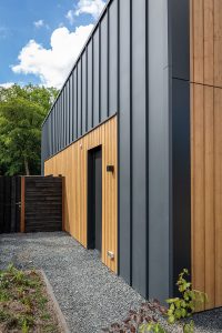 Het staal in de gevel geeft de schuurwoning een stedelijk kar