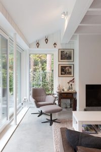 Het zijn lichte ruimtes met grote ramen