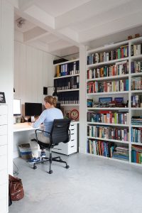 Het zijn lichte ruimtes met grote ramen