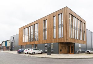 In 2017 was het tijd voor een nieuw gebouw met ruimte voor een showroom en een grote werkplaats