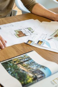 Ivo Hummel met zijn ontwerpen met hout