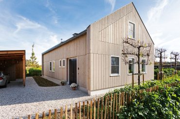 Op evenwichtige wijze is een patroon aangebracht van houten delen van Lunawood dat behandeld - voorvergrijsd - is