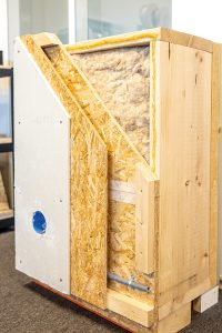 Opbouw van de houten gevel met natuurlijke isolatiematerialen en de leidingzone