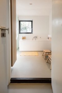 Ruime badkamer met bad en inloopdouche