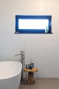 Typerend voor de schuurwoning - kleine boerenraampjes. In de badkamer zorgt die voor zowel daglicht als privacy