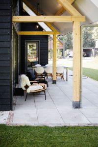 Vanaf de veranda zicht op de tuin