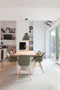 Vanuit de woonkeuken zicht op de achtertuin