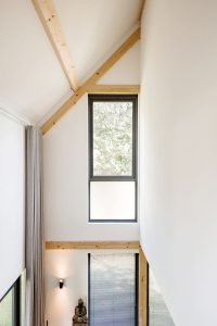 Vurenhouten spanten in combinatie met strak gestucte witte wanden