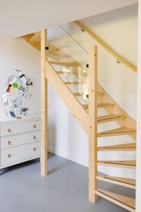 Vurenhouten trap, geheel in de sfeer van het huis