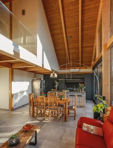 De woonkamer met keuken, eettafel en zithoek is in één lijn over de hele breedte van de woning bedacht