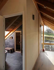 Finnhouse gang doorkijk badkamer