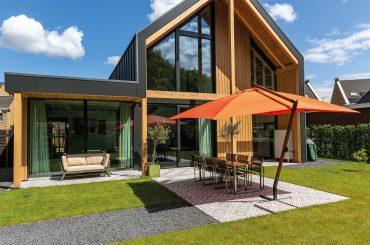 Stedelijke efficiente schuurwoning door keuze houtbouw