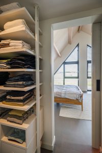 Doorkijkje uit de inloopkast naar de badkamer