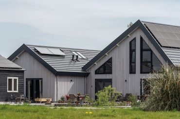 Flexibele houtskeletbouw levert dit droomhuis op - bijzondere belijning - dubbele dak - h