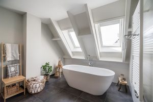 Tijdens de bouw is er nog besloten om voor een tweede raam boven het vrijstaande bad te kiezen