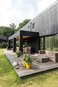 De veranda is een uitbouw maar wel in harmonie met het hoofdhuis