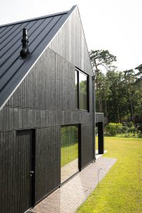 Een gevelbekleding van donker, verduurzaamd vurenhout