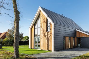 Moderne uitvoering van een veenboerderij met zichtbare constructie